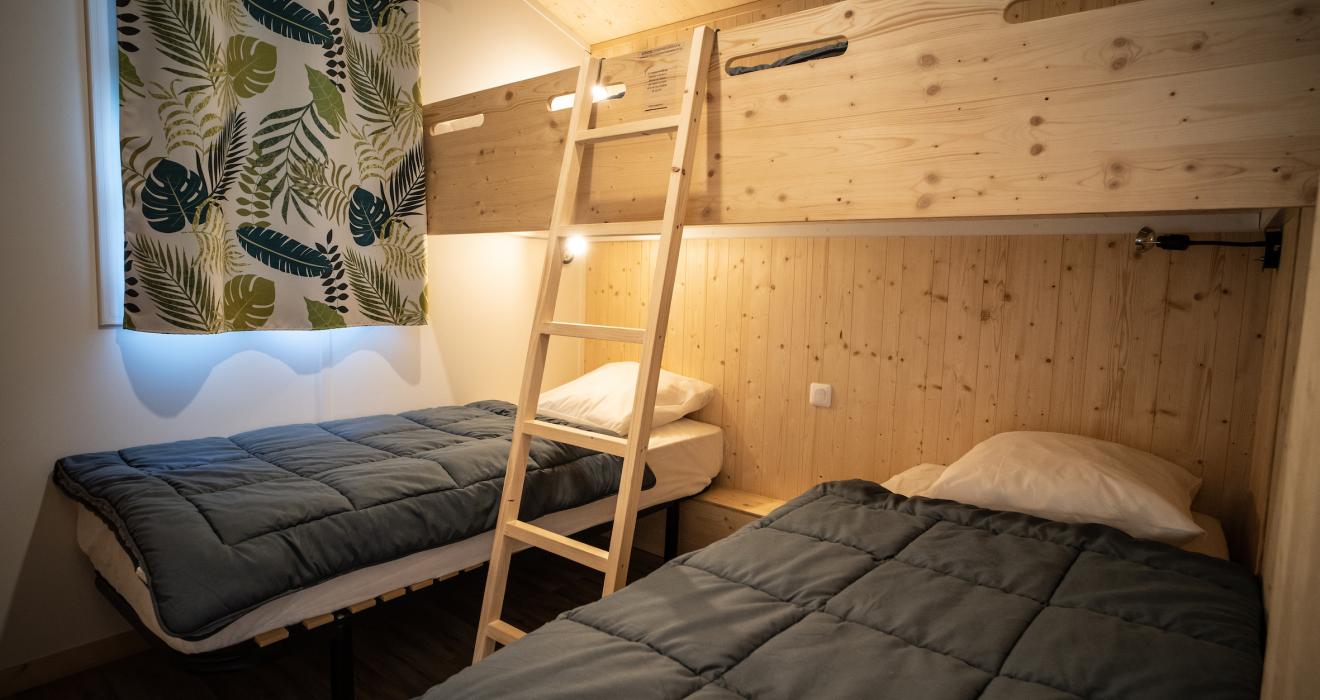 Chambre triple Chalet bois camping Azun Nature Argelès Gazost