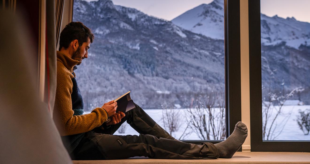 Lecture face aux montagnes enneigées - Camping Azun Nature