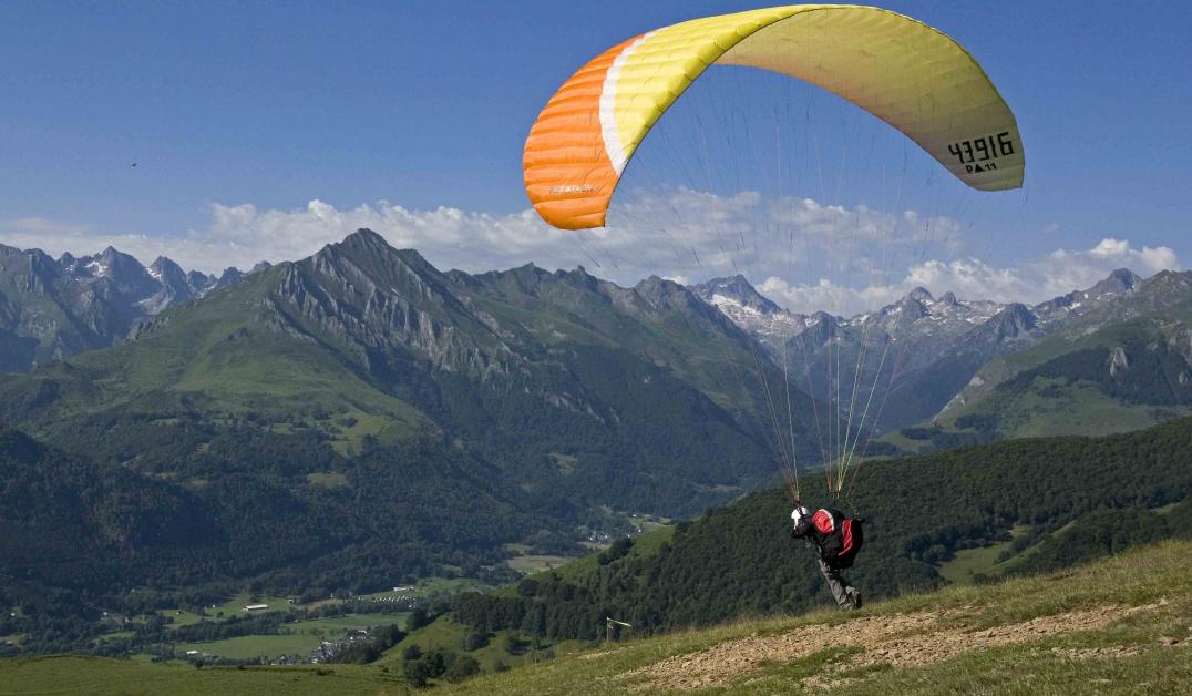 Décollage parapente depuis le col de Couraduque