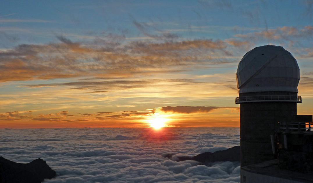 Ciel de feu à l'observatoire du Pic du Midi_Vallée de Gavarnie_Hautes Pyrénées 